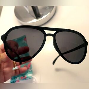 Black Aviator Sunglasses (Goodr) lightweight brand new flat black sunglasses!